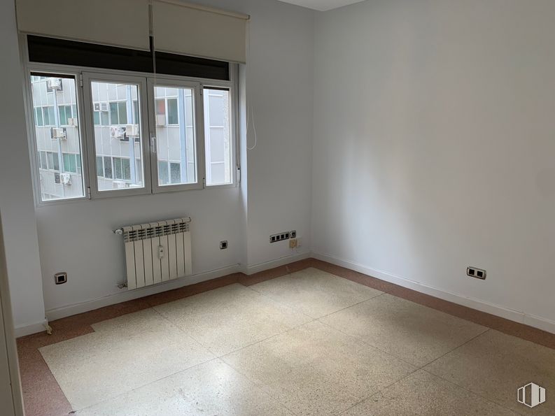 Oficina en alquiler en Zona Centro, Centro, Madrid, 28015 con ventana, alumbrado, edificio, accesorio, madera, pasillo, piso, suelo, propiedad material y madera alrededor