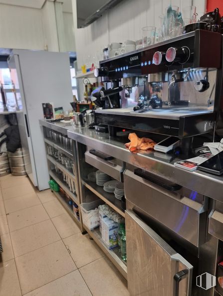 Retail for rent at Calle Madroños, 2, Collado Villalba, Madrid, 28400 with coffeemaker, expresso machine, refrigerator, kitchen appliance, espresso machine, small appliance, home appliance, countertop, kitchen and major appliance around