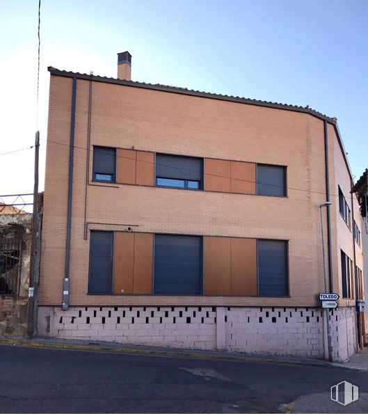 Retail for sale & for rent at Calle Comercio, Bargas, Toledo, 45593 with building, window, sky, wood, urban design, brick, residential area, facade, composite material and tints and shades around