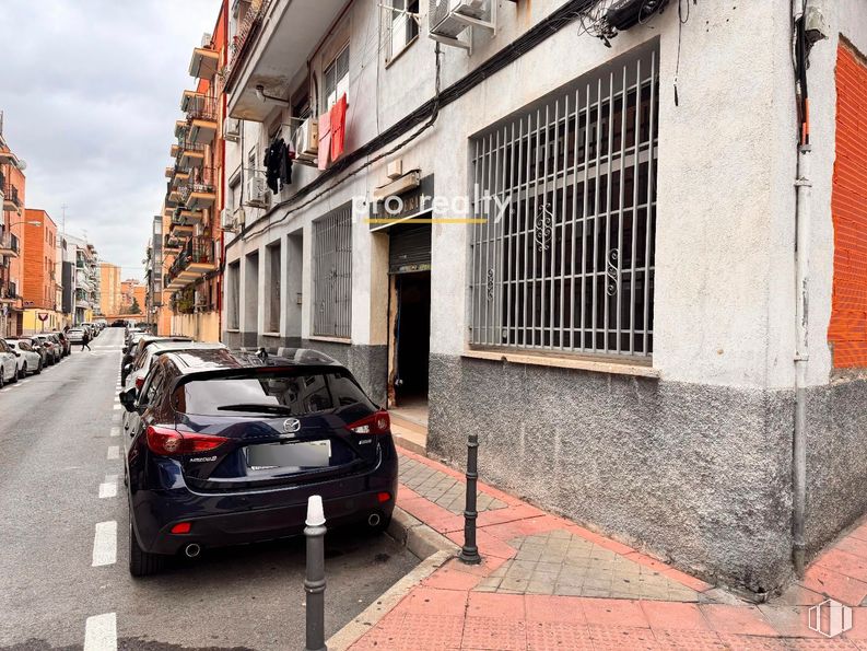 Retail for sale at Calle Carlos Heredero, Carabanchel, Madrid, 28025 with car, window, land vehicle, vehicle, mode of transport, motor vehicle, tire, automotive lighting, wheel and automotive exterior around