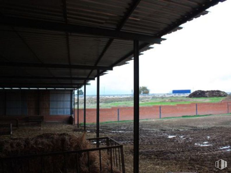 Industrial for sale at Calle Méntrida, s/n, Valmojado, Toledo, 45940 with sky, shade, grass, cloud, tints and shades, wire fencing, gas, building, landscape and sport venue around