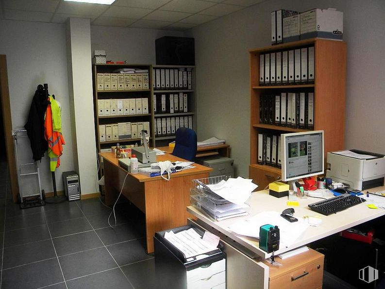 Retail for sale at Zona Centro de Azuqueca de Henares, Azuqueca de Henares, Guadalajara, 19200 with printer, bookcase, computer monitor, computer keyboard, desk, table, furniture, shelf, computer desk and shelving around