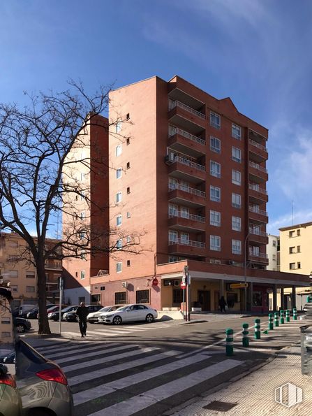 Retail for sale at Calle Felipe Solano Antelo, 16, Guadalajara, 19002 with building, car, sky, cloud, window, wheel, tire, road surface, tree and vehicle around