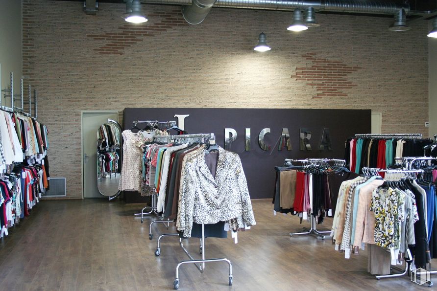 Nave en alquiler y venta en Calle Industrias, 71, Alcorcón, Madrid, 28923 con percha, diseño automotriz, diseño de interiores, venta minorista, camiseta, diseño de moda, boutique, compras, ropa deportiva y estante alrededor