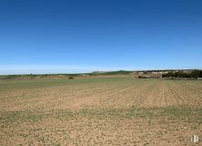 Land for sale at Carretera M-225, Loeches, Madrid, 28890 with sky, plant, natural landscape, grass, agriculture, grassland, landscape, horizon, hill and field around