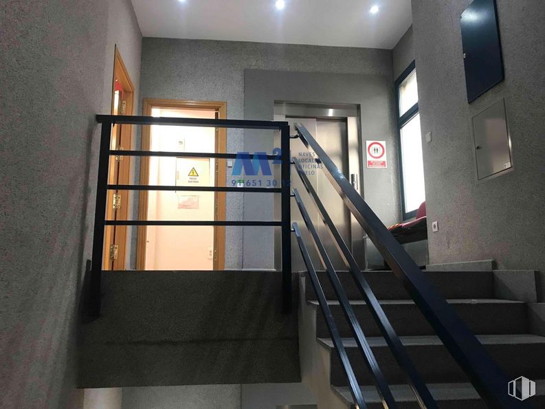 Oficina en alquiler en Zona empresarial Alcobendas, Alcobendas, Madrid, 28100 con edificio, escaleras, accesorio, madera, pavimentos, casa, balaustre, techo, madera y puerta alrededor