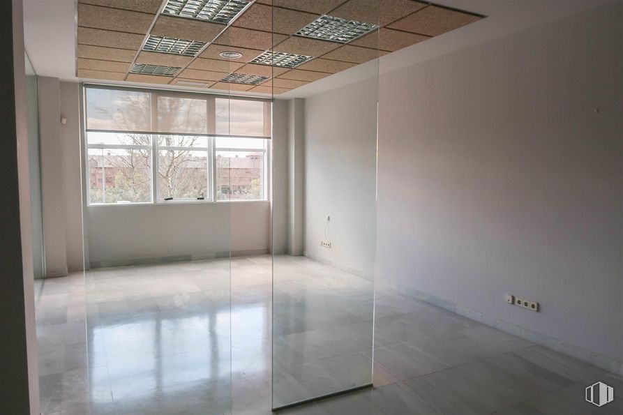 Oficina en alquiler y venta en Calle Chile, Las Rozas de Madrid, Madrid, 28290 con suelos, suelo, pared, madera, interiorismo, techo, vidrio, material compuesto, suelo de baldosas y apartamento alrededor