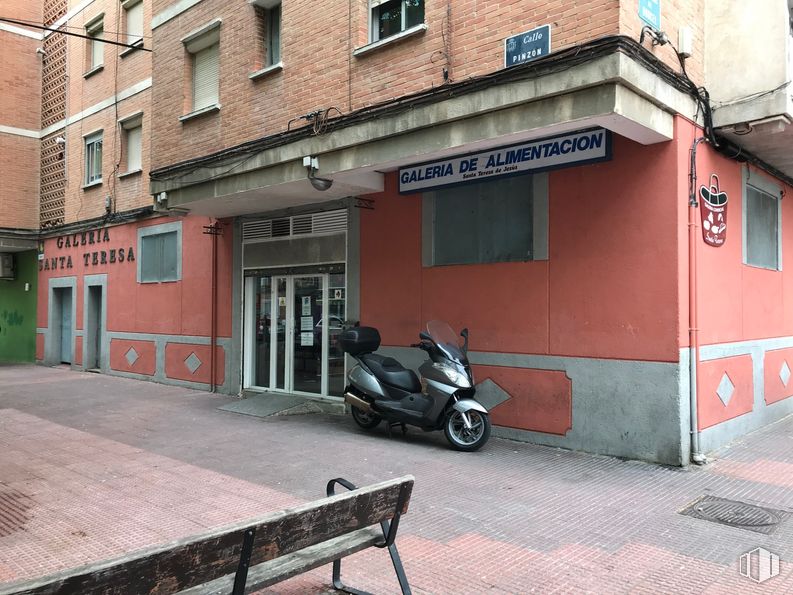 Local en alquiler y venta en Calle Santa Teresa, 3, Alcalá de Henares, Madrid, 28803 con motocicleta, rueda, neumático, propiedad, ventana, vehículo, edificio, vehículo motorizado, neumático automotriz y iluminación automotriz alrededor