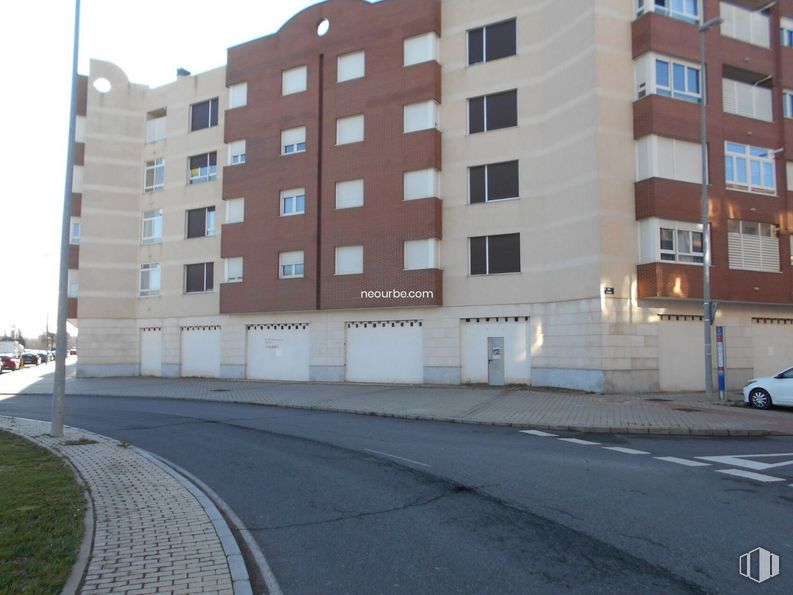 Local en venta en Avenida Derechos Humanos, Ávila, 05003 con edificio, ventana, día, propiedad, diseño urbano, superficie de la carretera, bloque de torre, zona residencial, condominio y barrio alrededor