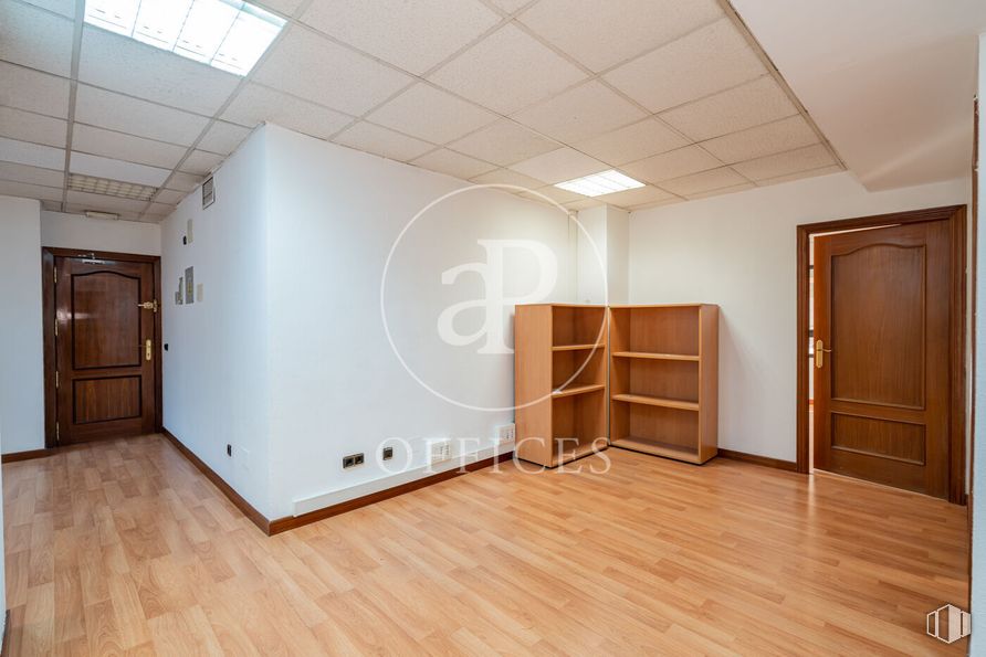 Oficina en alquiler en Calle Sancho Dávila, Salamanca, Madrid, 28028 con puerta, lámpara, estantería, alumbrado, edificio, madera, hall, casa, suelos y suelo alrededor