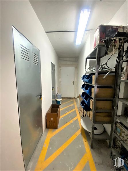 Industrial for sale at Polígono industrial Nudo Oeste, Guadalajara, 19004 with door, lighting, automotive design, floor, gas, flooring, machine, fixture, electrical wiring and event around