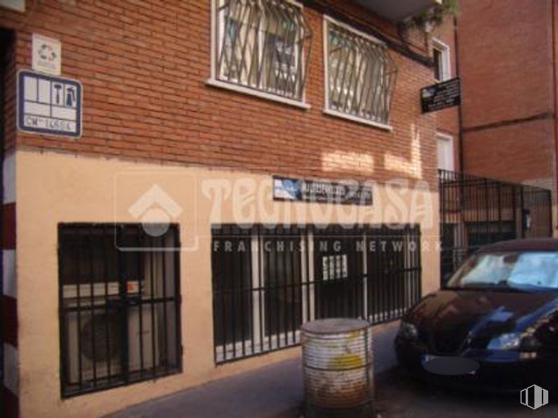 Local en venta en Zona Vía Carpetana, La Latina, Madrid, 28047 con coche, ventana, luz de estacionamiento, vehículo terrestre, vehículo, iluminación del automóvil, matrícula del vehículo, capó, albañilería y vehículo de motor alrededor