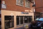 Retail for sale at Zona Vía Carpetana, La Latina, Madrid, 28047 with car, window, automotive parking light, land vehicle, vehicle, automotive lighting, vehicle registration plate, hood, brickwork and motor vehicle around