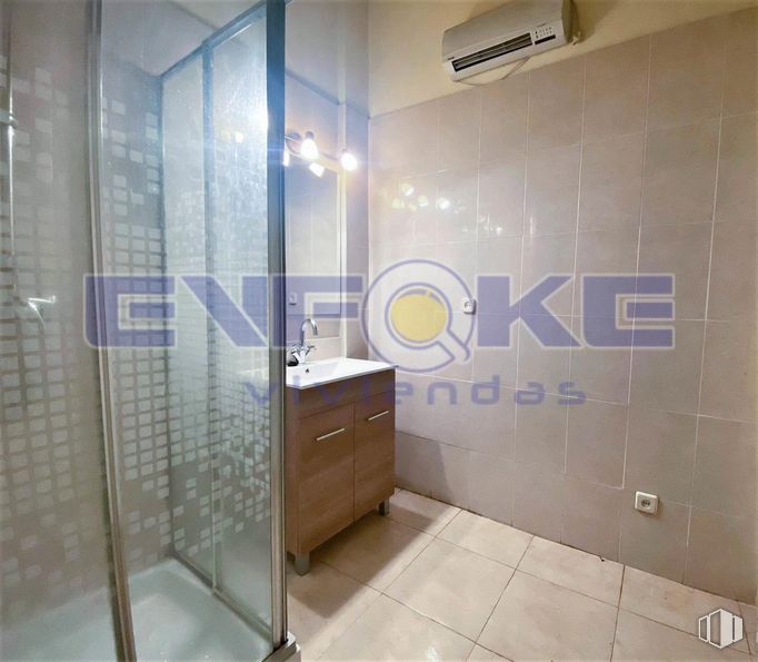 Local en venta en Calle Corregidor Juan Francisco de Luján, Moratalaz, Madrid, 28030 con mueble de baño, edificio, accesorio, interiorismo, puerta, suelo, suelos, gafas, exterior del automóvil y vidrio alrededor