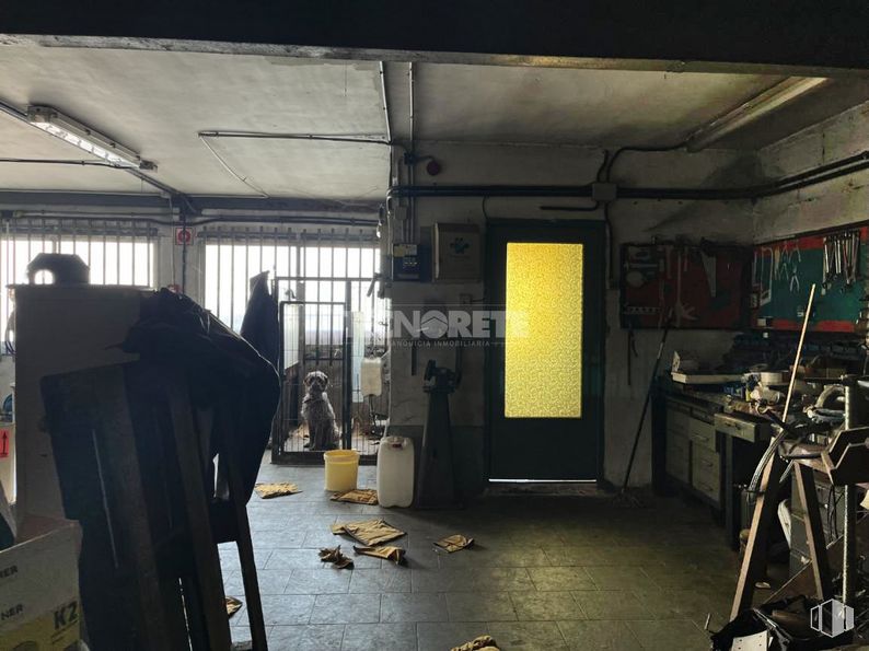 Industrial for sale at Calle Méjico, Guadalajara, 19004 with flooring, gas, machine, building, wood, door, room, ceiling, flash photography and darkness around