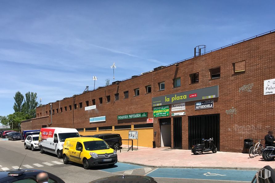 Retail for sale at Centro Comercial Las Rozas 2, Avenida Atenas, 1, Las Rozas de Madrid, Madrid, 28290 with building, car, wheel, tire, automotive parking light, sky, land vehicle, vehicle, cloud and window around