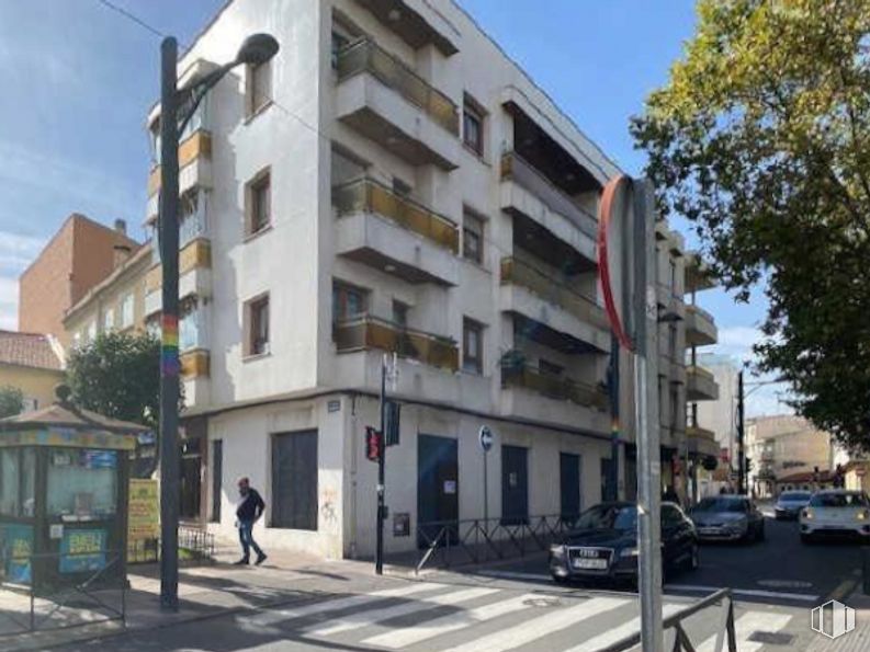 Local en venta en Plaza Constitución, 5, Getafe, Madrid, 28901 con coche, edificio, cielo, ventana, nube, árbol, diseño urbano, condominio, barrio y zona residencial alrededor