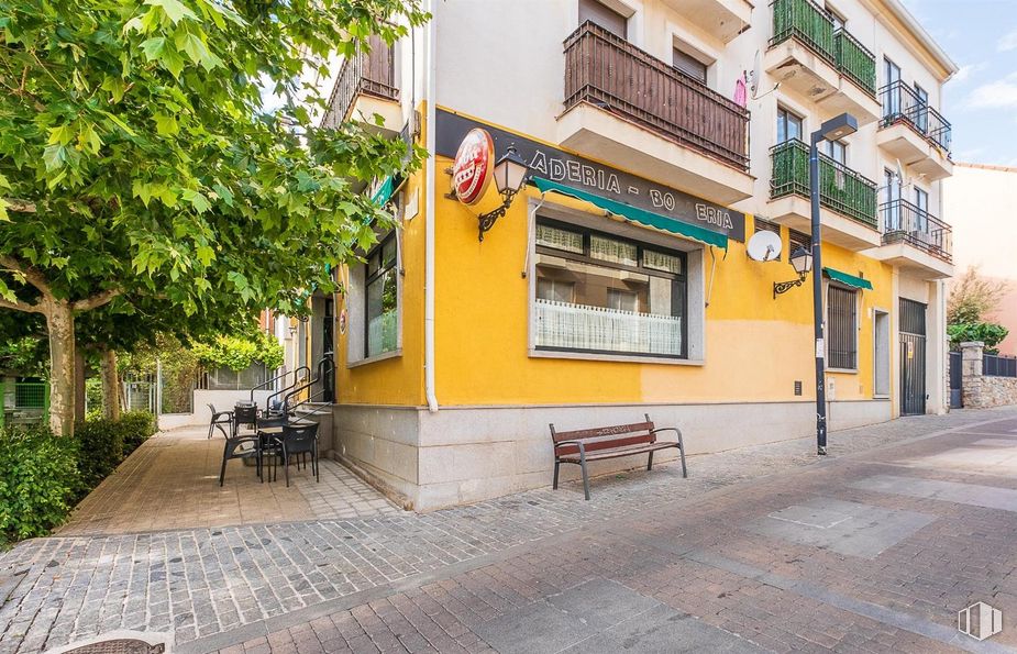 Local en venta en Zona centro, Collado Mediano, Madrid, 28450 con mesa de trabajo, edificio, ventana, propiedad, planta, superficie de la carretera, diseño urbano, árbol, muebles de exterior y ciudad alrededor