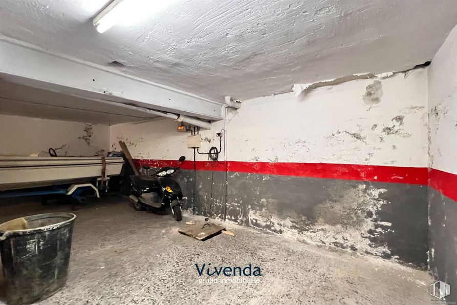 Local en venta en Zona Villaverde Alto, Villaverde, Madrid, 28021 con motocicleta, suelo, hormigón, garaje, sótano, pintura, aparcamiento, escayola y cemento alrededor