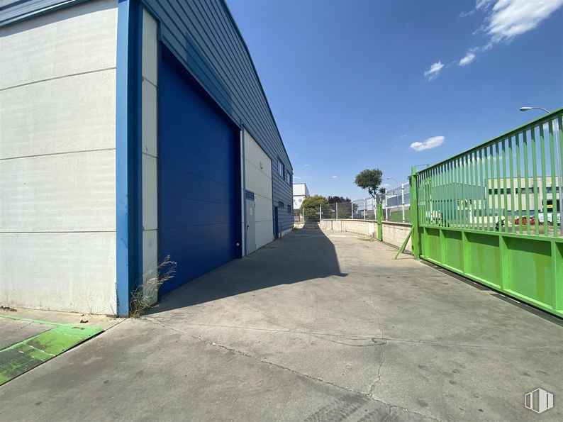 Industrial for rent at Calle del Olmo, Ciempozuelos, Madrid, 28350 with road surface, asphalt, composite material, concrete, shade, tar, building material and steel around