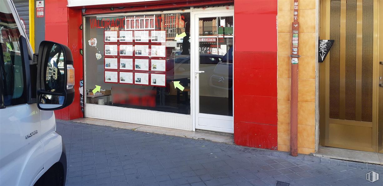 Local en venta en Avenida Nuestra Señora de Valvanera, Carabanchel, Madrid, 28025 con puerta, coche, accesorio, iluminación del automóvil, vehículo, fachada, gas, luces traseras y de freno, exterior del automóvil y puerta del vehículo alrededor