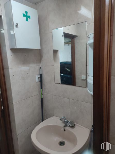 Nave en venta en Paseo Talleres, 3, Villaverde, Madrid, 28021 con fregadero, grifo, lavabo, accesorios de fontanería, espejo, suelos, cuarto de baño, suelo, interiorismo y fontanería alrededor