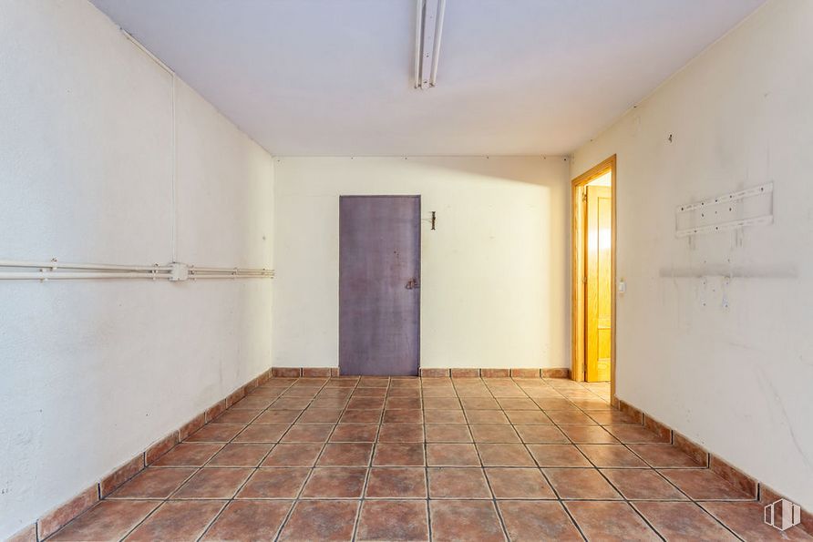 Land for sale at Zona M-542, Cadalso de los Vidrios, Madrid, 28640 with door, fixture, wood, floor, line, flooring, wall, tile flooring, real estate and building around