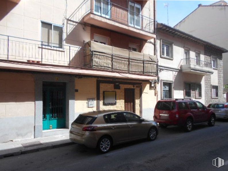 Retail for sale at Calle Virgen de Covadonga, Ávila, 05005 with car, window, door, wheel, tire, automotive parking light, land vehicle, building, property and vehicle around