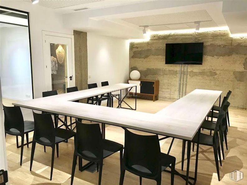 Oficina en alquiler en Avenida General Perón, Tetuán, Madrid, 28020 con silla, televisión, mesa, mesa de cocina y comedor, mueble, suelos, interiorismo, suelo, madera y mesa de reuniones alrededor