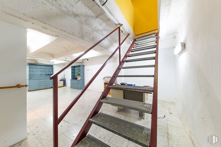 Local en venta en Calle Puentelarra, Villa de Vallecas, Madrid, 28031 con escaleras, accesorio, madera, pavimento, material compuesto, techo, paralelo, vidrio, pasillo y pasamano alrededor