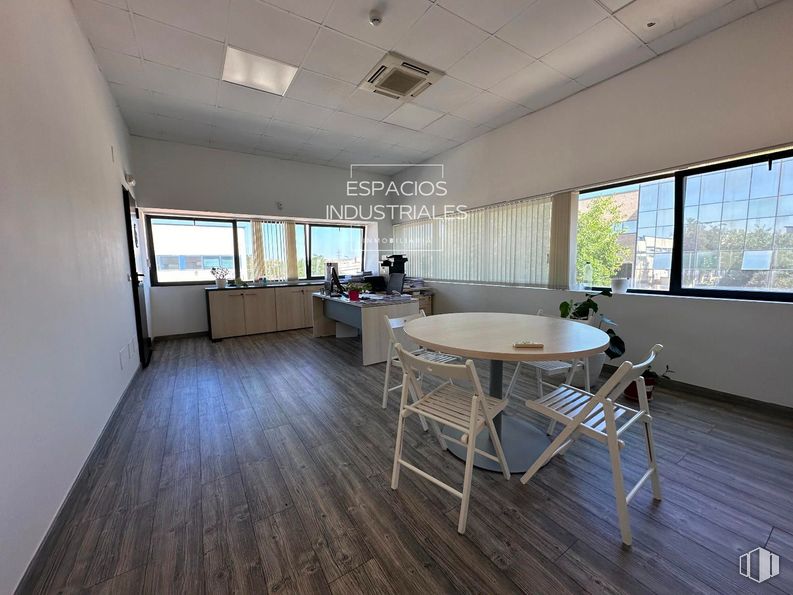 Nave en venta en Polígono Industrial Mejorada del Campo Norte, Mejorada del Campo, Madrid, 28840 con silla, mesa de cocina y comedor, ventana, mesa, mueble, madera, edificio, interiorismo, hall y accesorio alrededor