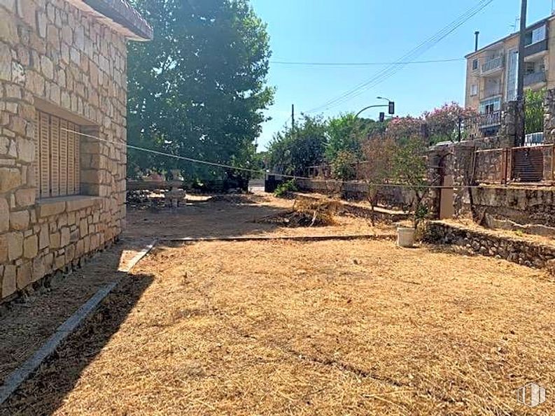 Land for sale at Casco antiguo, Aldea del Fresno, Madrid, 28620 with building, sky, road surface, branch, sunlight, land lot, tree, wood, asphalt and thoroughfare around