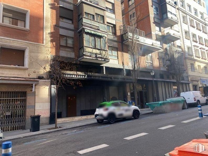 Retail for sale & for rent at Zona Gaztambide, Chamberí, Madrid, 28015 with car, window, land vehicle, building, tire, wheel, vehicle, urban design, mode of transport and asphalt around