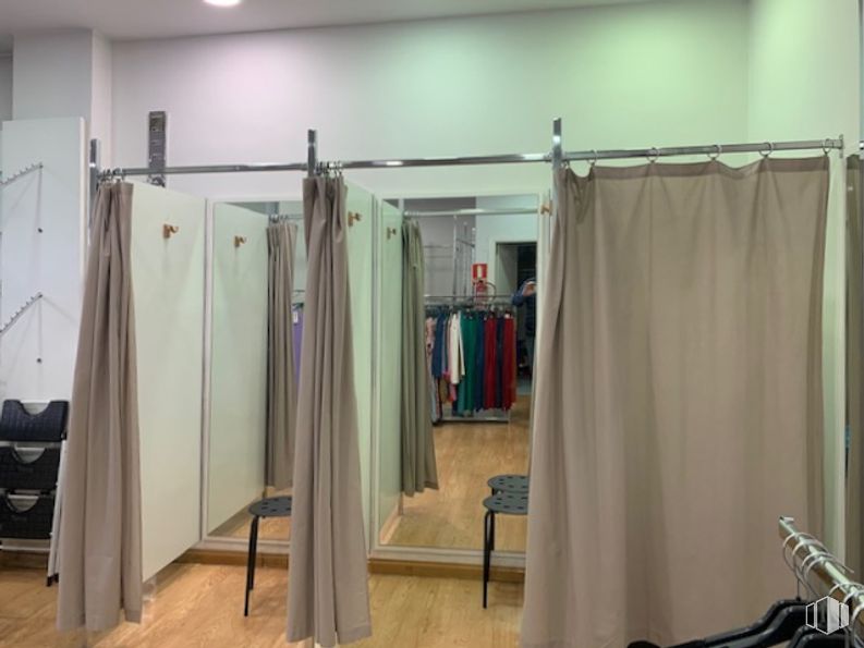 Local en alquiler y venta en Calle Marroquina, Moratalaz, Madrid, 28030 con ropa, suelos, neumático, suelo, equipamiento deportivo, edificio, madera, rueda, percha y madera dura alrededor