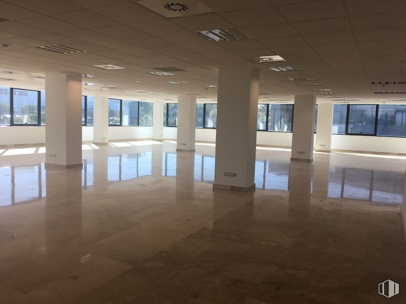 Office for rent at Edificio Europa I, Avenida Fuencarral, 24, Alcobendas, Madrid, 28108 with window, fixture, floor, flooring, wall, wood, hall, ceiling, building material, column and glass around