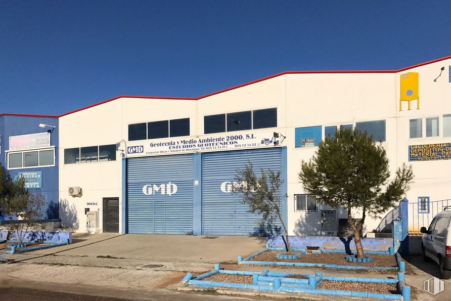 Industrial for sale & for rent at Calle Edison, 359, Talavera de la Reina, Toledo, 45600 with car, building, sky, tire, wheel, automotive tire, window, tree, plant and asphalt around