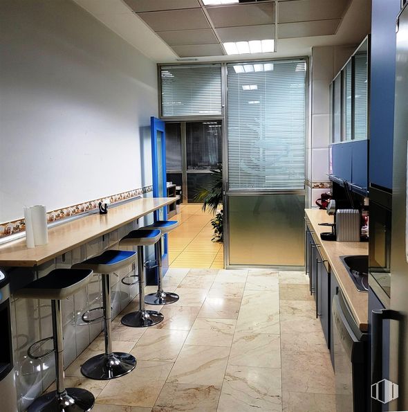 Office for sale & for rent at Calle María Tubau, Fuencarral - El Pardo, Madrid, 28050 with stool, window blind, countertop, table, furniture, building, interior design, fixture, flooring and floor around