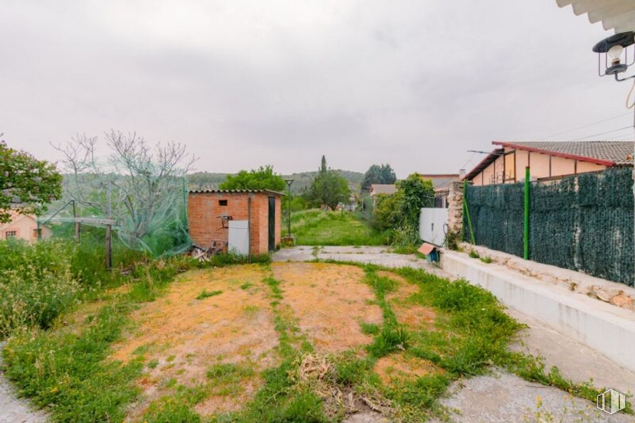 Land for sale at Calle San Roque, Valverde de Alcalá, Madrid, 28812 with plant, sky, cloud, road surface, tree, land lot, building, asphalt, grass and residential area around