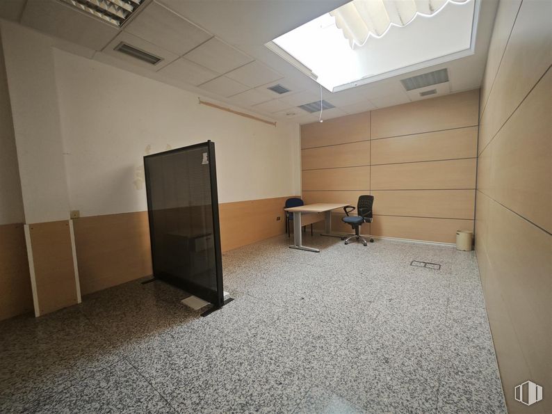 Retail for rent at Calle Mieses, 5, Majadahonda, Madrid, 28220 with chair, table, interior design, architecture, floor, flooring, building, door, ceiling and fixture around