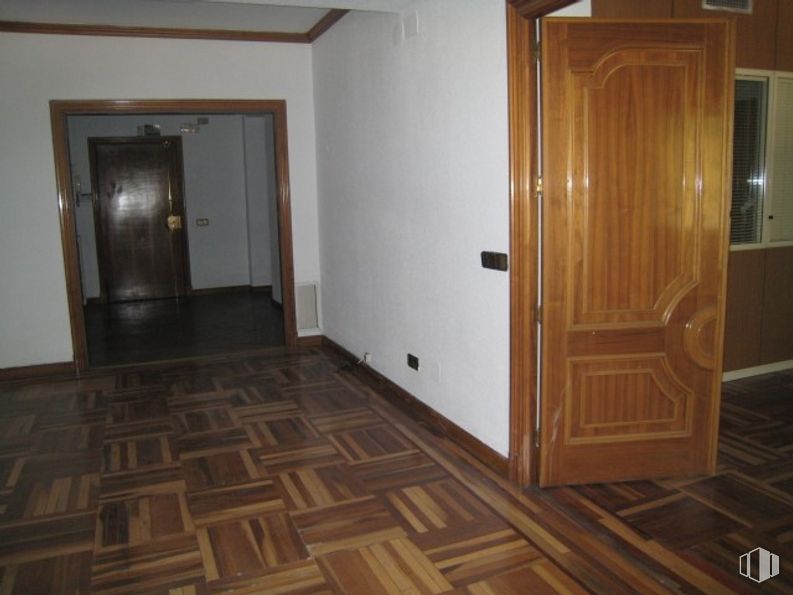 Oficina en venta en Paseo Castellana, Chamartín, Madrid, 28046 con puerta, accesorio, madera, puerta de casa, pasillo, piso, pavimentos, tinte para madera, madera y material de construcción alrededor