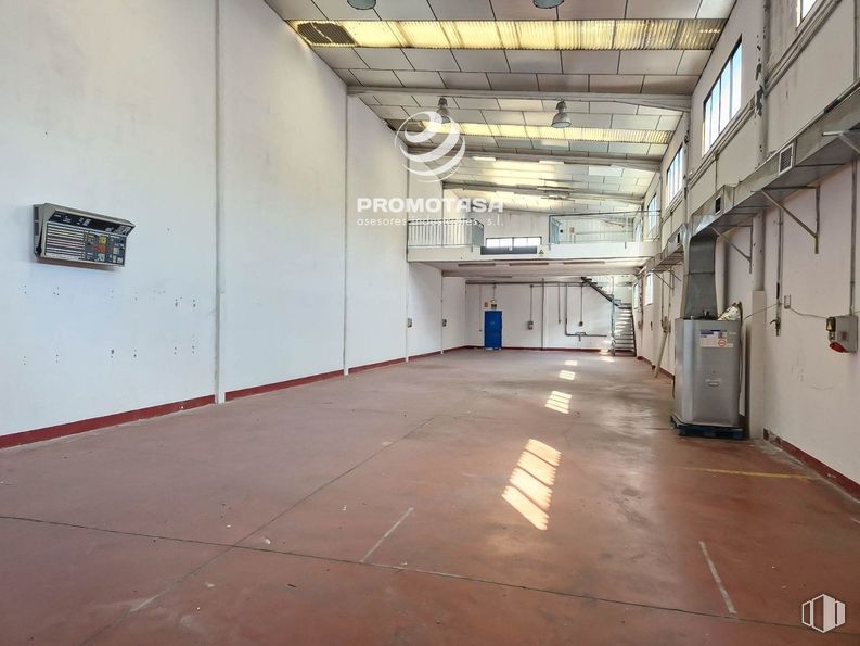 Industrial for rent at Zona industrial, Rivas-Vaciamadrid, Madrid, 28529 with window, floor, flooring, ceiling, composite material, metal, building material, hall, steel and daylighting around