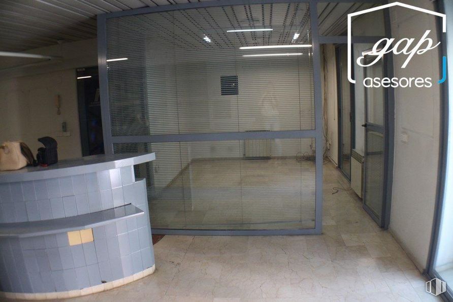 Office for sale & for rent at Avenida República Argentina, Cuenca, 16002 with fixture, flooring, floor, composite material, wood, tile flooring, building, glass, gas and door around