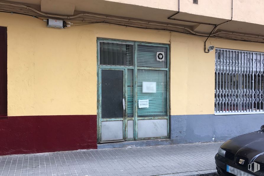 Retail for sale at Zona San Antonio, Ávila, 05005 with window, car, door, automotive parking light, hood, automotive lighting, vehicle, building, motor vehicle and automotive design around