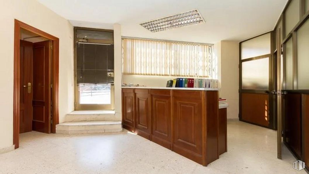 Retail for sale at Calle Persuasión, 3, Ciudad Lineal, Madrid, 28027 with cabinetry, window, furniture, houseplant, building, wood, house, door, countertop and flooring around