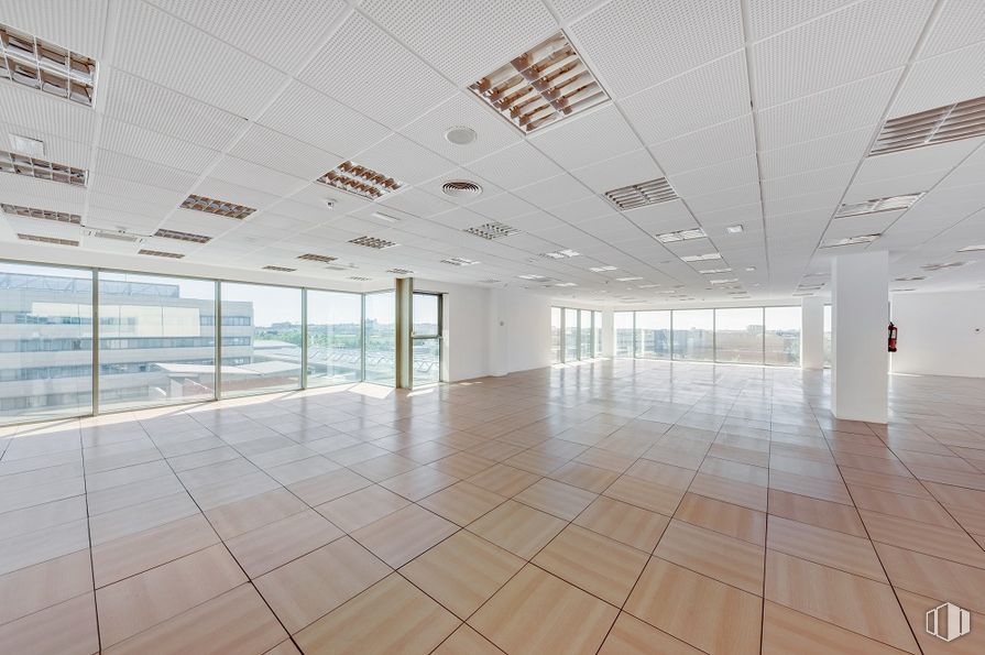 Office for rent at Edificio Alcor Plaza, Avenida Europa, 2, Alcorcón, Madrid, 28922 with fixture, building, window, hall, floor, shade, flooring, glass, ceiling and commercial building around