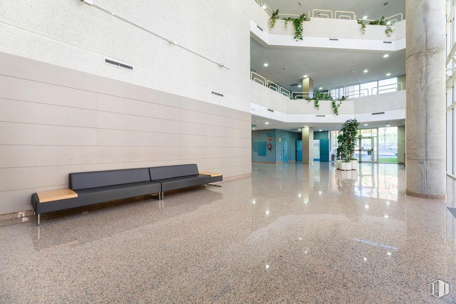 Oficina en alquiler en Edificio Londres, Playa de Liencres, 2, Las Rozas de Madrid, Madrid, 28230 con sofá, propiedad, edificio, pasillo, diseño de interiores, piso, accesorio, suelo, mesa de trabajo y banco exterior alrededor