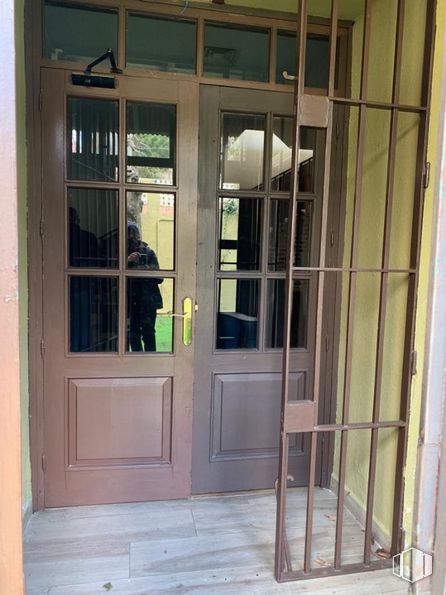 Retail for sale at Centro Histórico, San Lorenzo de El Escorial, Madrid, 28200 with door, building, fixture, wood, home door, composite material, window, glass, facade and automotive exterior around