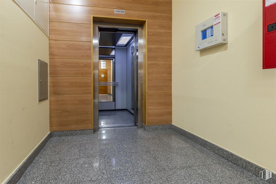 Office for sale at Polígono Industrial Mapfre, Alcalá de Henares, Madrid, 28806 with fixture, interior design, door, floor, flooring, paint, wood, hall, ceiling and glass around