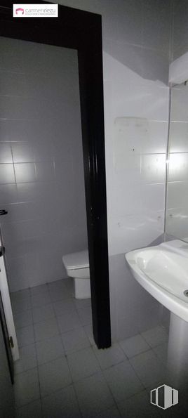 Retail for sale at Calle Naves, Arganzuela, Madrid, 28005 with toilet, sink, property, white, bathroom, plumbing fixture, building, black, fixture and purple around