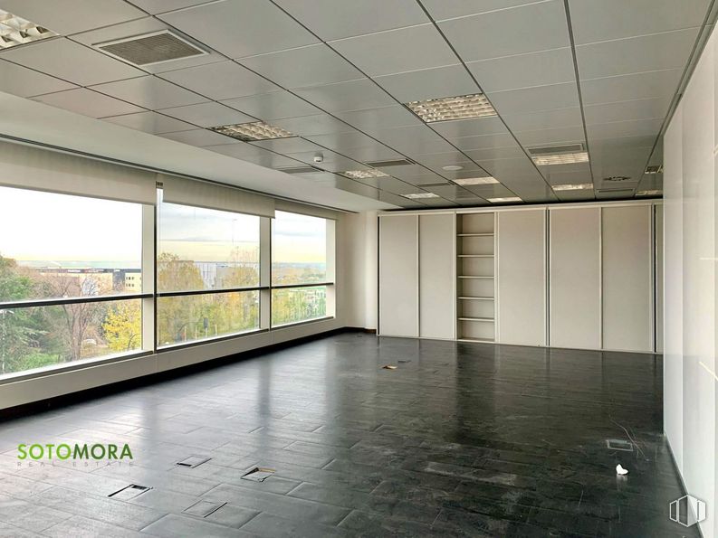 Oficina en venta en Arroyo de La Vega - La Moraleja, Alcobendas, Madrid, 28042 con accesorio, pasillo, edificio, suelo, piso, material compuesto, bienes raíces, vidrio, techo y edificio comercial alrededor